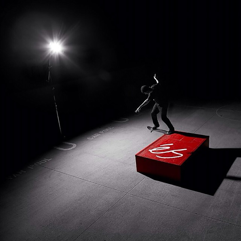 Kelly Hart Backside tailsliding for an old éS campaign