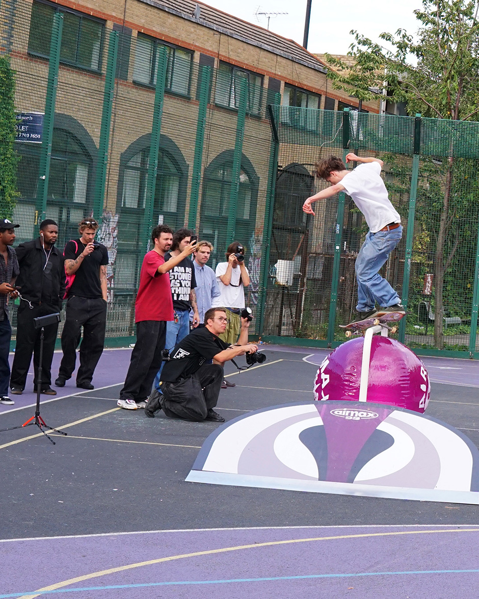 Andrzej Palenica back smiths the bar